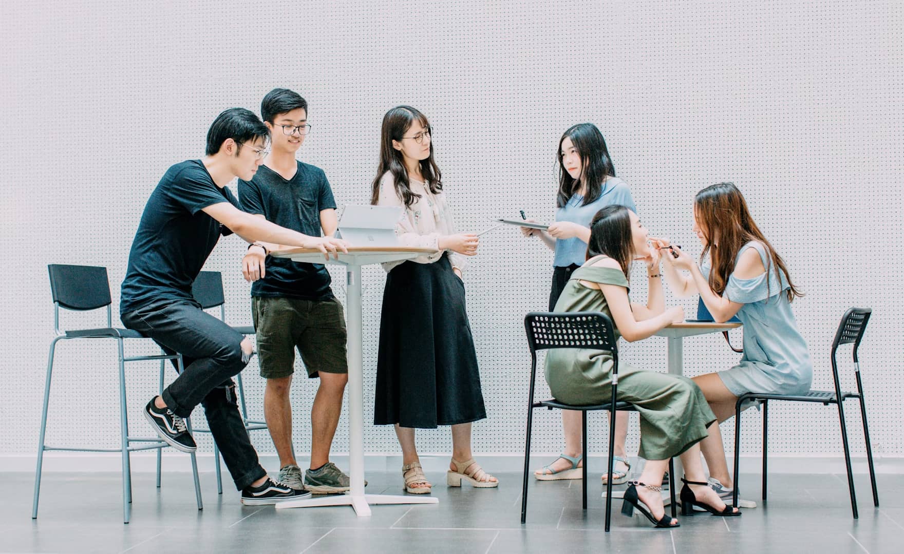 Tim Loonas berdiskusi dan berkolaborasi dalam ruang meeting yang modern