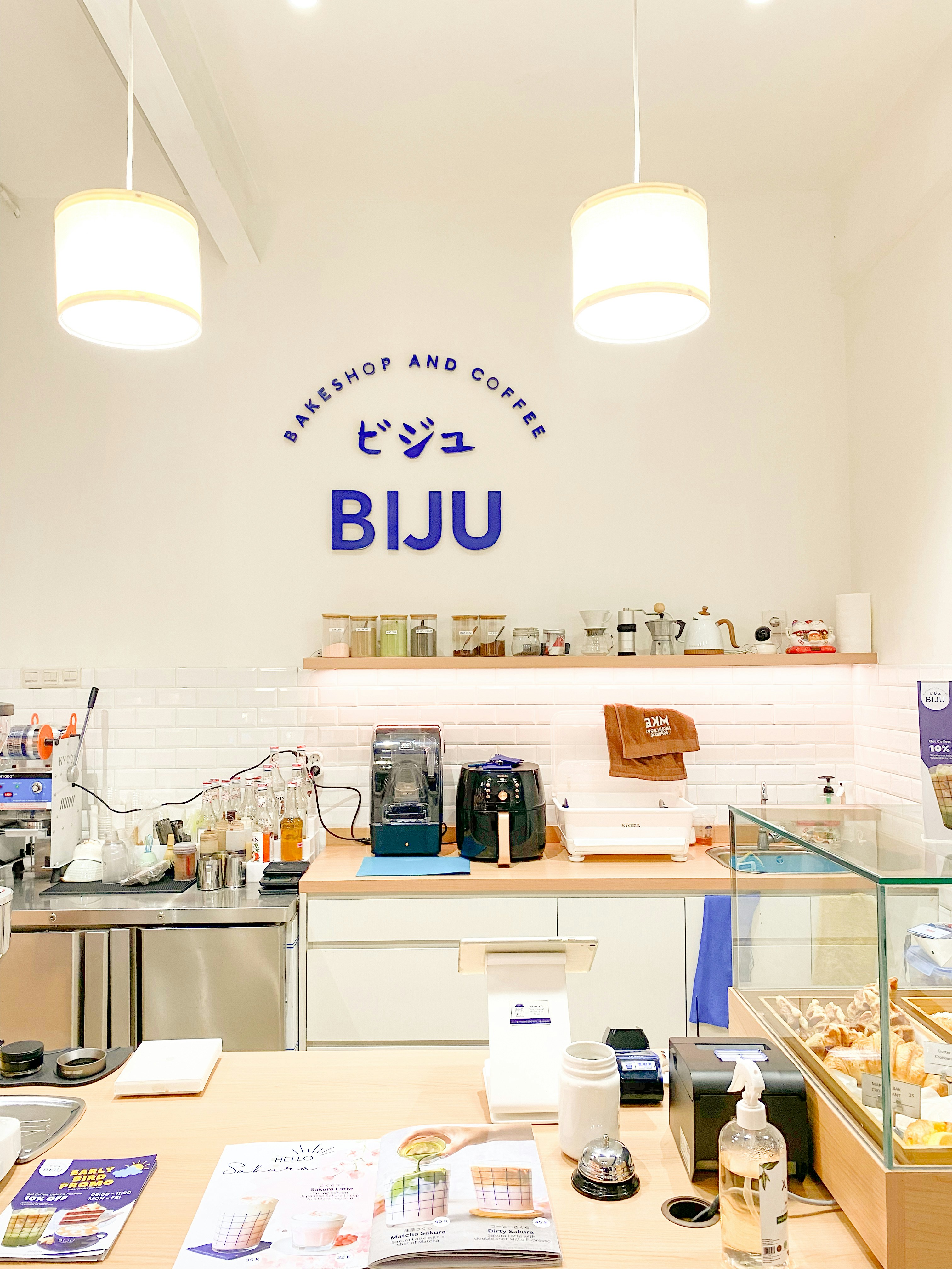 Suasana kedai kopi modern dengan pelayan dan pelanggan