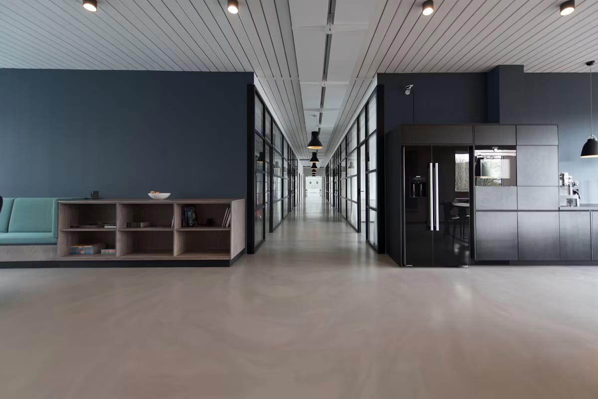 Ruang kantor modern dengan beberapa tim bekerja bersama