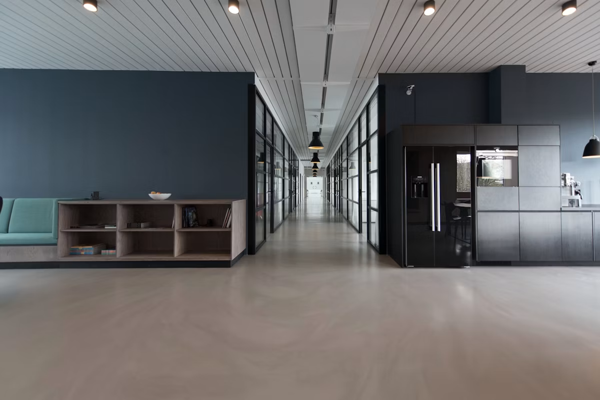 Ruang kantor modern dengan beberapa tim bekerja bersama